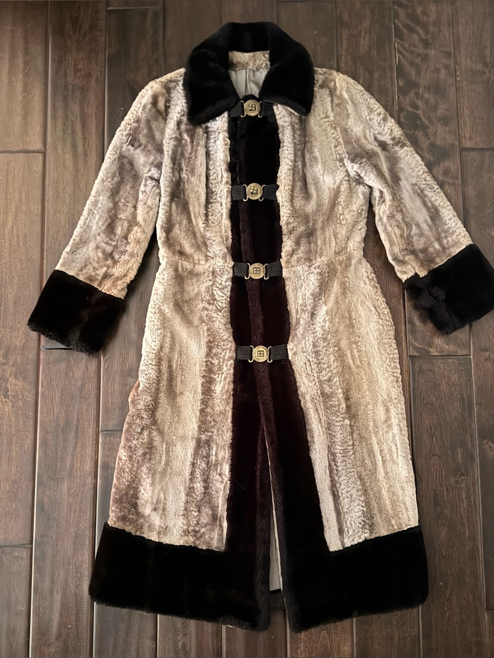 ILGWU union label 1950-1970s faux fur coat. Greyish fur in black trim. Amazing